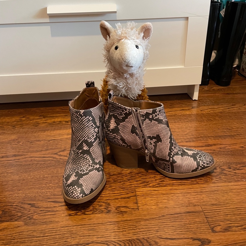 Snake Print Booties Universal Thread 7.5 - image 5